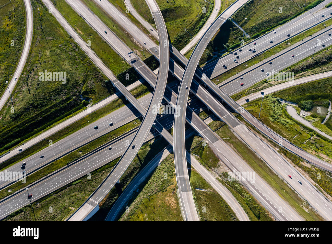 Luftaufnahme eines wichtigen Verkehrsknotenpunktes am Highway 404 und 407, nördlich von Toronto Kanada. Stockfoto