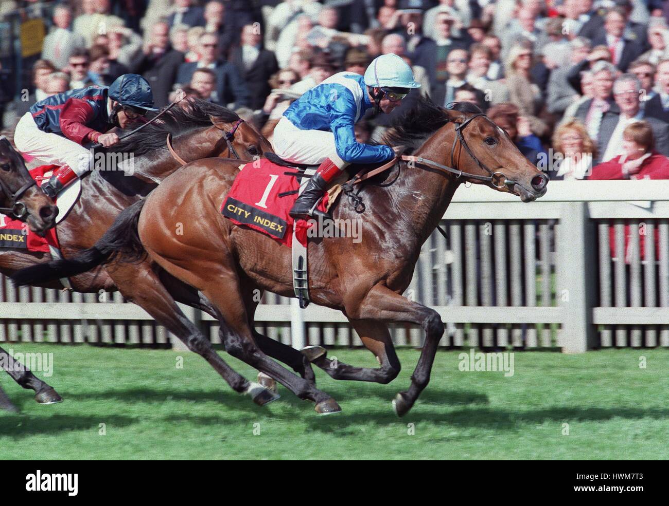 Wüste Geschichte gewinnt CRAVEN Einsatz GERITTEN von MICHAEL KINANE 23. Mai 1997 Stockfoto