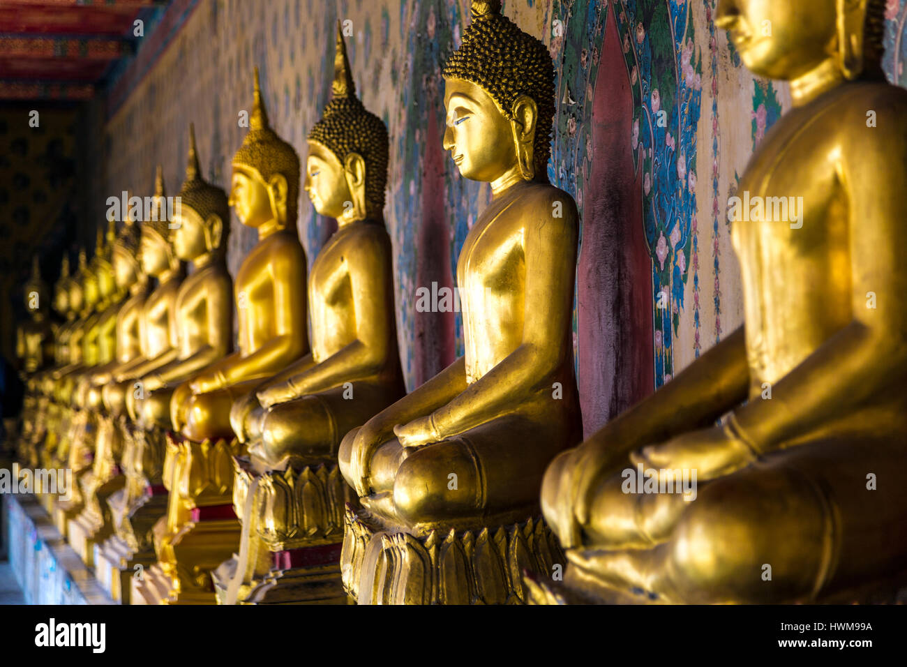 Reihe von sitzen Buddhas im Tempel Wat Arun (Tempel der Morgenröte) in Bangkok, Thailand Stockfoto
