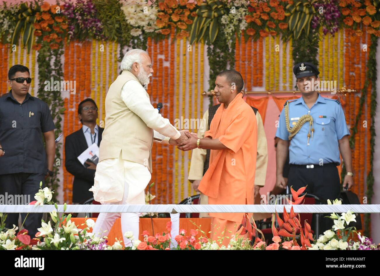 Der indische Premierminister Narendra Modi gratuliert neugewählten Hauptminister von Uttar Pradesh, Yogi Adityanath, rechts, bei der Vereidigung der neuen Landesregierung 19. März 2017 in Lucknow, Uttar Pradesh, Indien. Adityanath, ist ein hinduistische nationalistische Feuerbrand mit der Modi Regierung ausgerichtet. Stockfoto