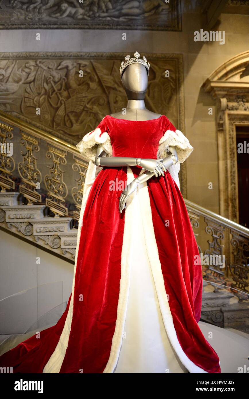 Ein Kleid von der verstorbenen Herzogin Deborah Devonshire, die Krönung von H M Königin Elizabeth II 1953 getragen. Das Kleid ist in Hausstil Themenausstellungen vorgestellt. Stockfoto