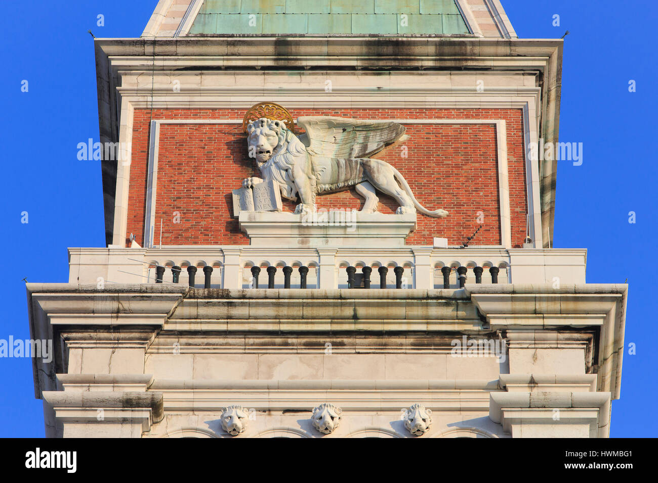 Der Löwe von San Marco am Campanile von San Marco in Venedig, Italien Stockfoto