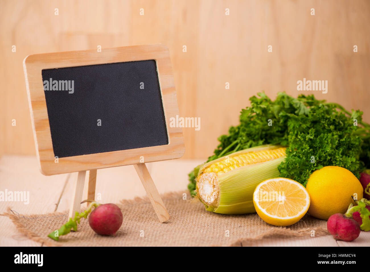 Frischer Salat und Tafel zum Kochen Rezepte, kostenlose Kopie Raum Stockfoto