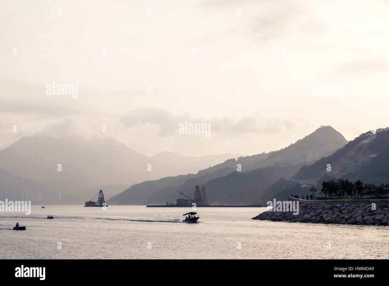 Sepia getönt Landschaft mit Meer Vorder- und Berge im Hintergrund Stockfoto