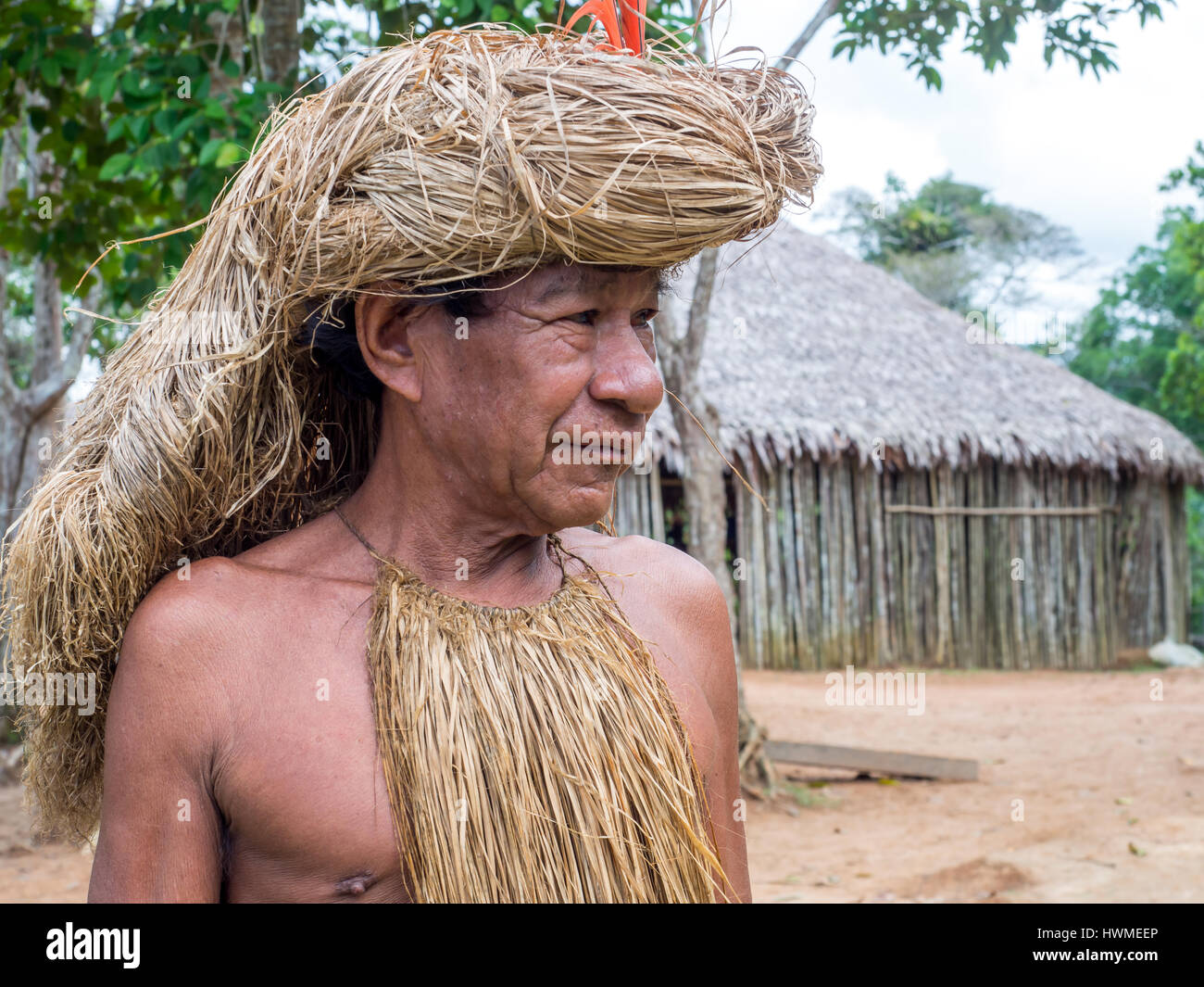 Iquitos, Peru - 15. Mai 2016: Yagua Senior Indianer in seiner Tracht Stockfoto