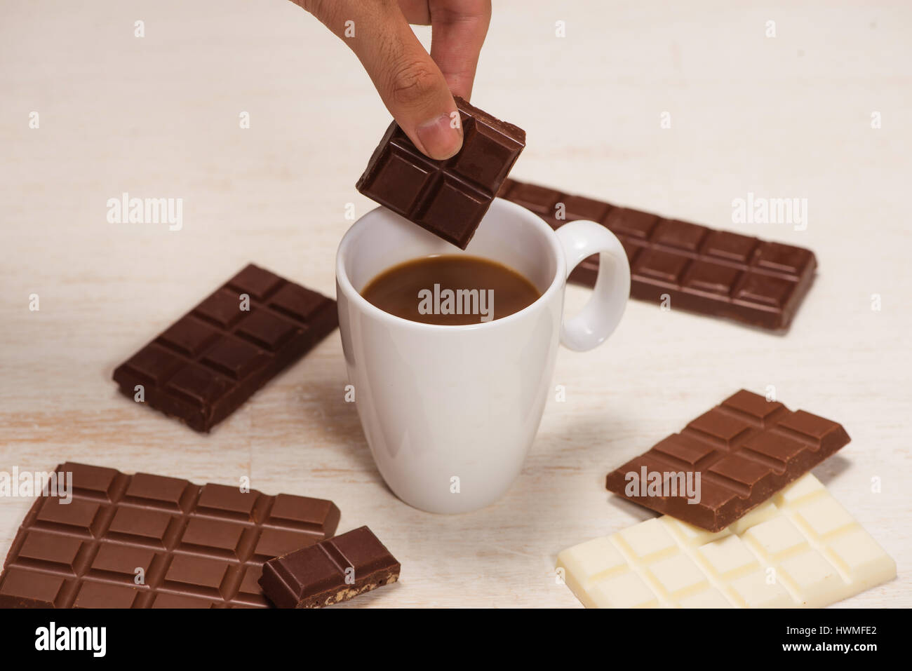 Glas Kakao und Schokolade Bars auf Tisch Stockfoto
