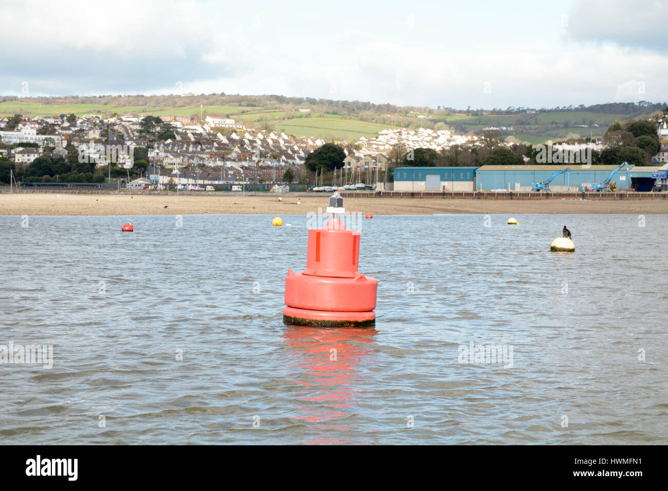 Rote Boje mit Licht Backbordseite der Gezeiten Strömungskanal in den Fluß Teign aus Teignmouth in Devon England markieren Stockfoto