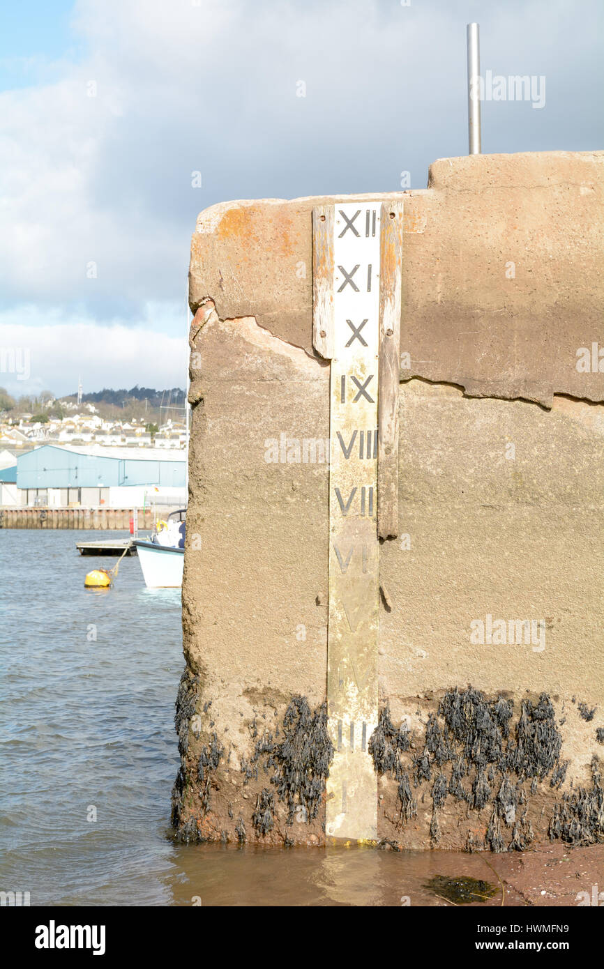 Wasser-Tiefe-Marker mit Tiefe in den Füßen am Deich in Teignmouth, Devon England Stockfoto