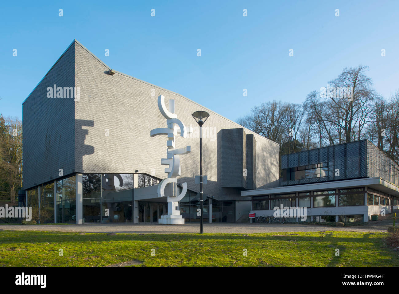 Deutschland, Nordrhein-Westfalen, Detmold, Konzerthaus der Hochschule für Musik mit Skulptur von Karl Ehlers Stockfoto