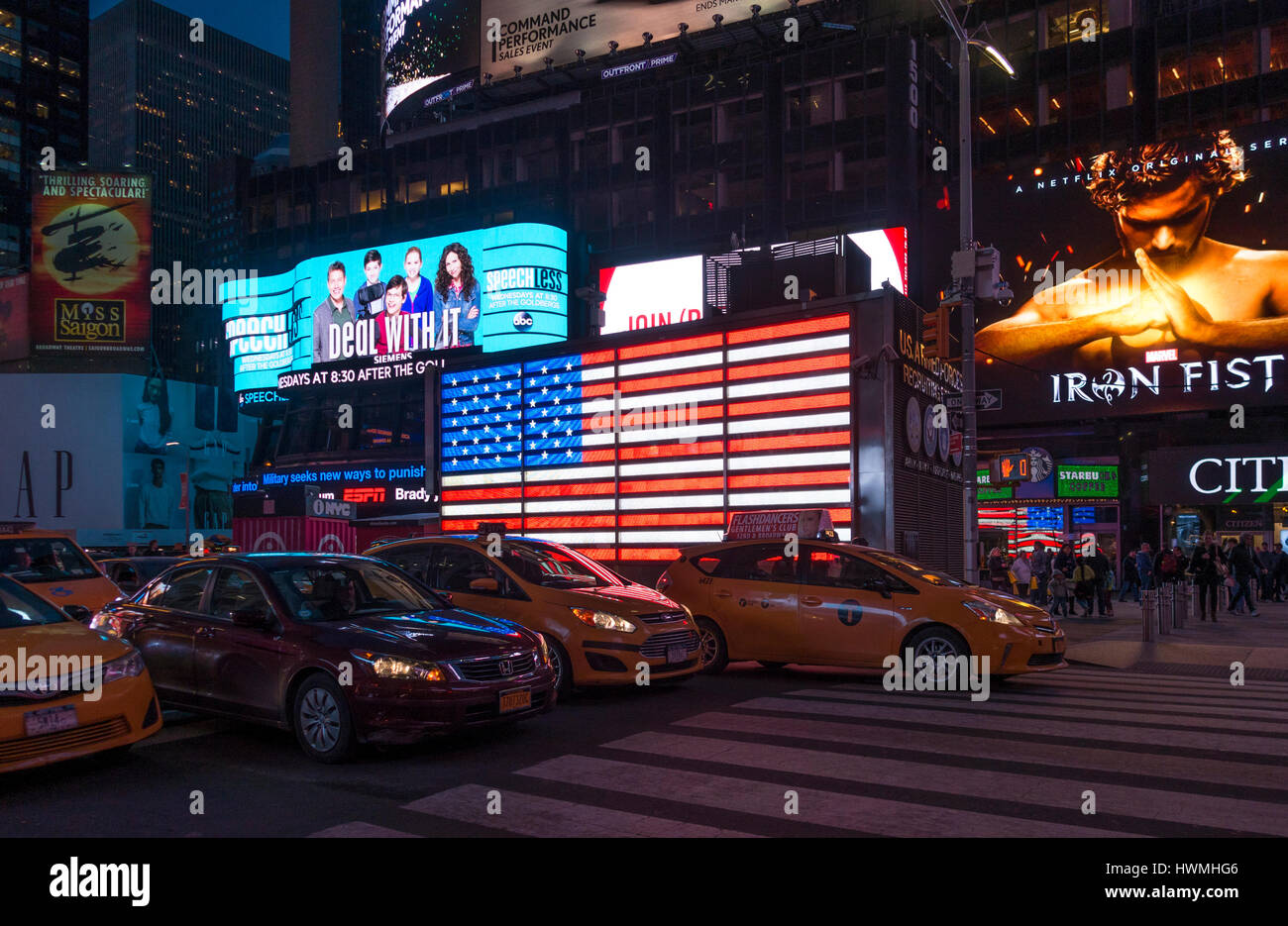 Amerika Flagge hissen auf dem Times Square Stockfoto