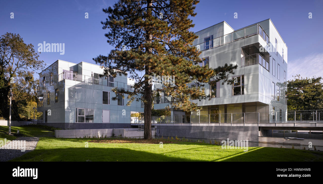 Ansicht der Außenfassade mit Glasverkleidung und Gelände. Dunluce Apartments, Ballsbridge, Irland. Architekt: Derek Tynan Architekten, 2016. Stockfoto