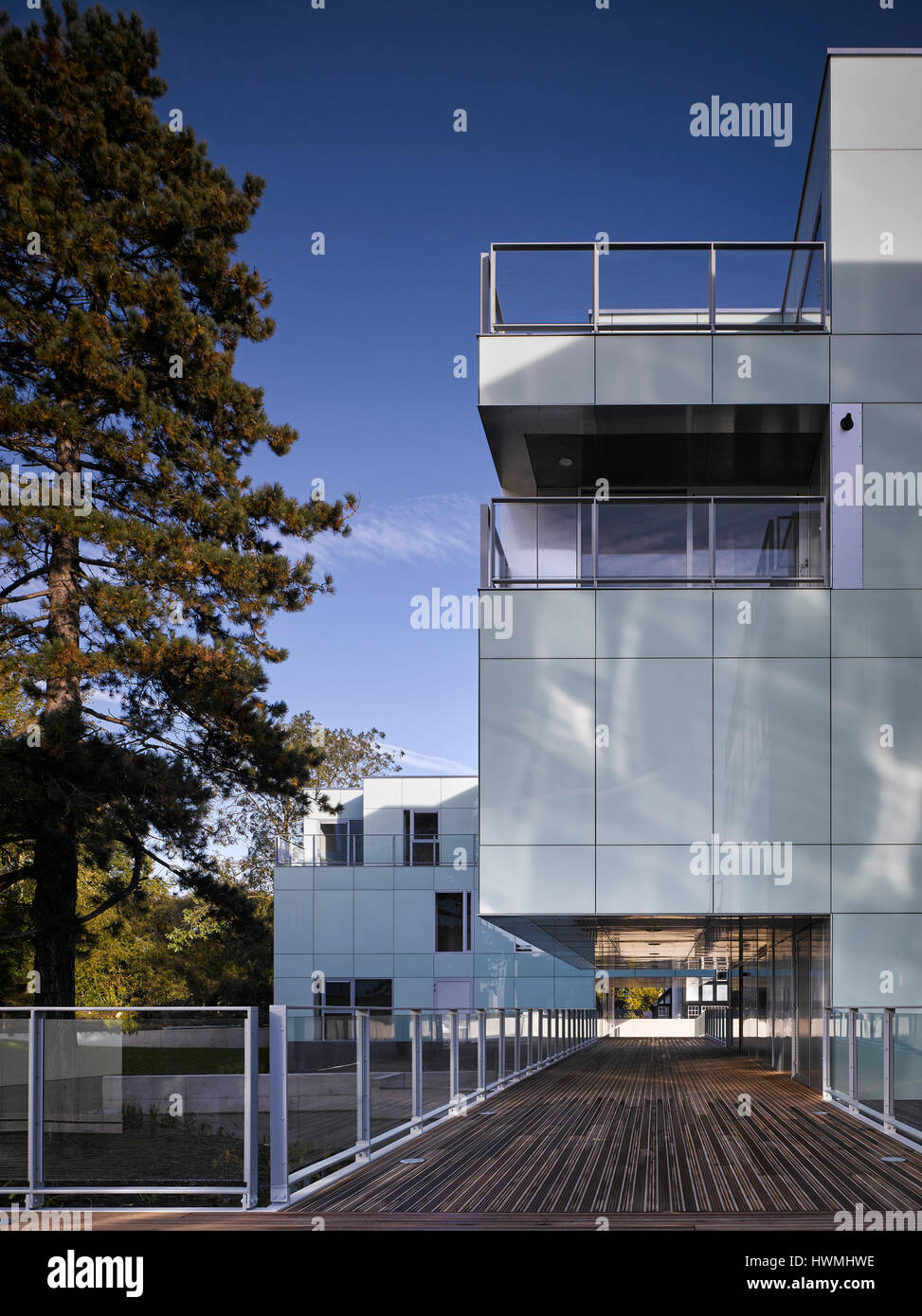 Außenansicht der Gehweg mit Überhang. Dunluce Apartments, Ballsbridge, Irland. Architekt: Derek Tynan Architekten, 2016. Stockfoto