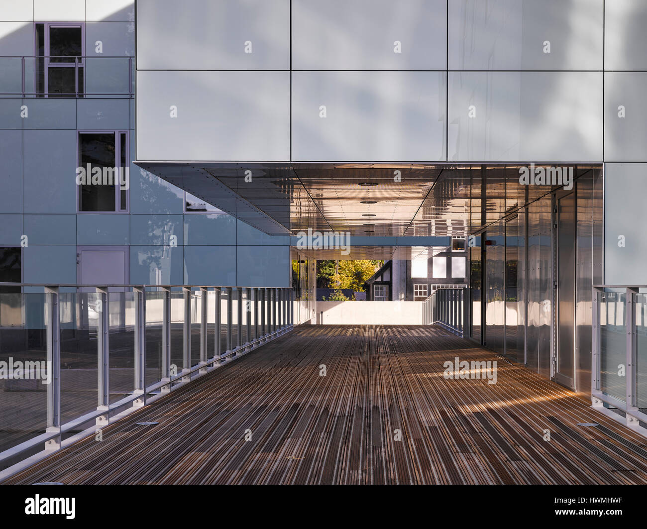 Außenansicht der Gehweg mit Überhang zu schließen. Dunluce Apartments, Ballsbridge, Irland. Architekt: Derek Tynan Architekten, 2016. Stockfoto