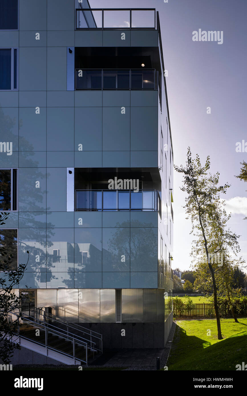 Ansicht der Außenfassade zeigt reflektierende Glasverkleidung. Dunluce Apartments, Ballsbridge, Irland. Architekt: Derek Tynan Architekten, 2016. Stockfoto