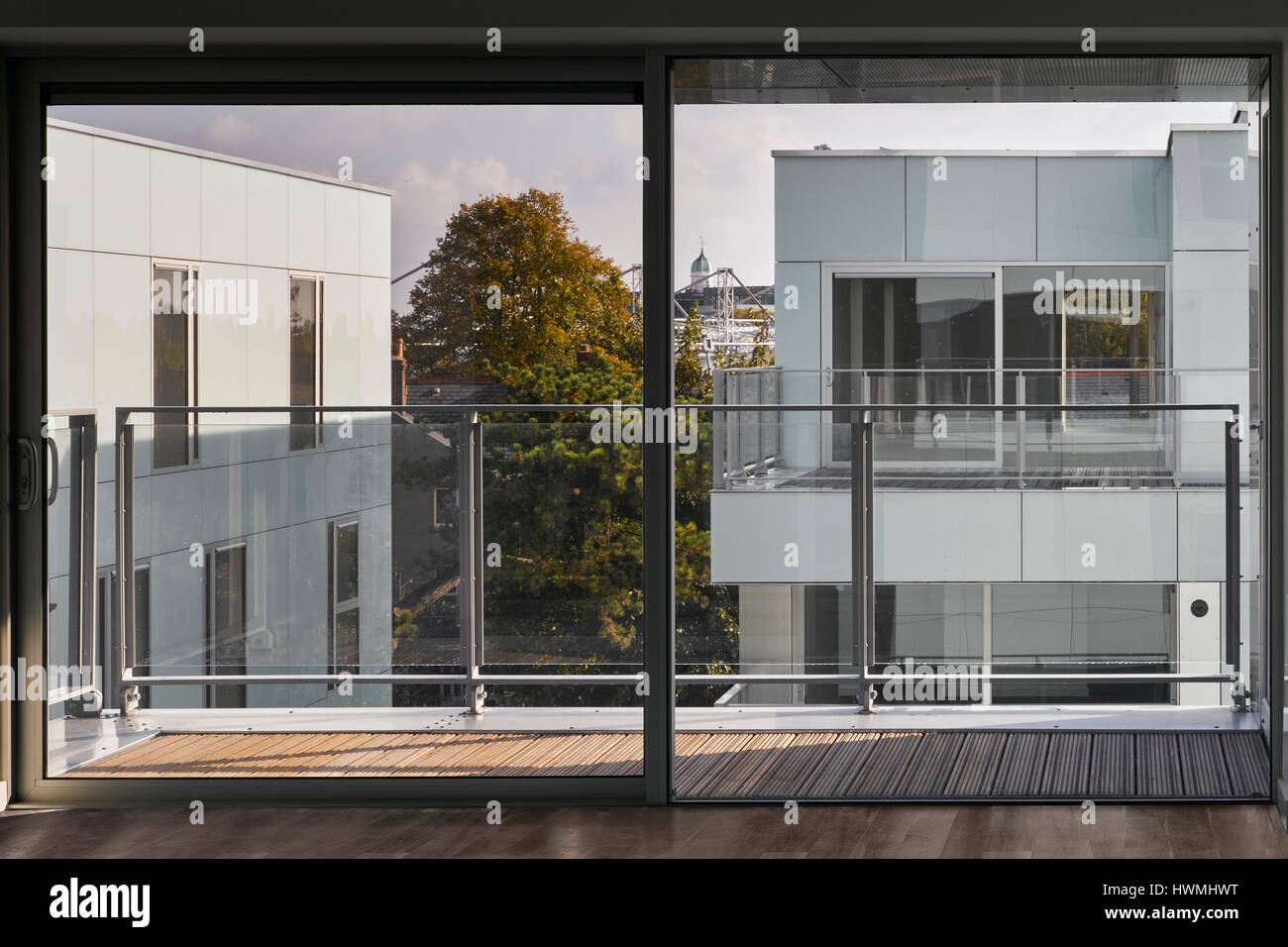 Innenansicht des Apartment im dritten Stock mit Glasschiebetüren, außen. Dunluce Apartments, Ballsbridge, Irland. Architekt: Derek Tynan Archi Stockfoto