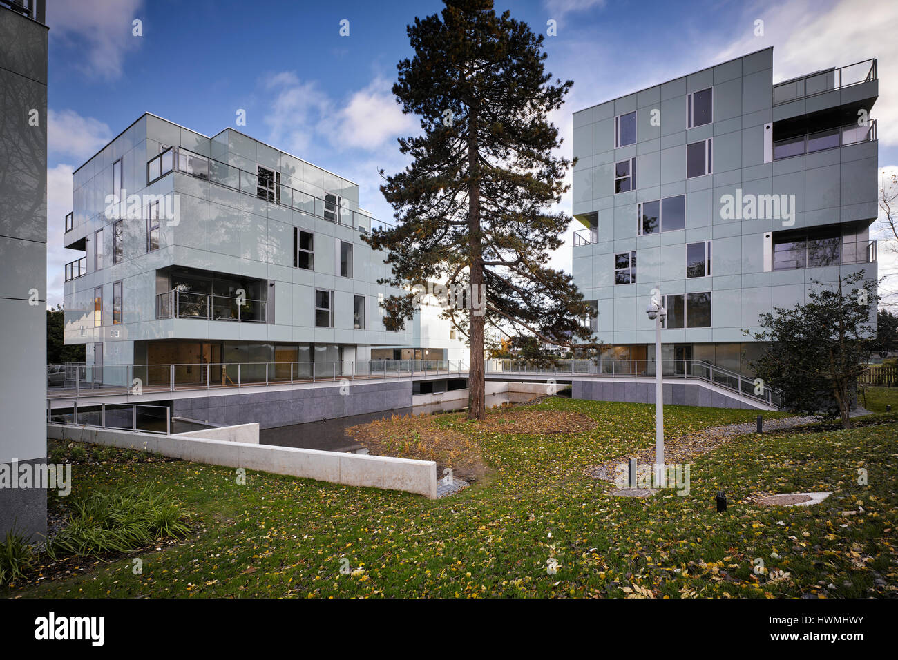 Weiten Blick über Außenfassade mit Glasverkleidung. Dunluce Apartments, Ballsbridge, Irland. Architekt: Derek Tynan Architekten, 2016. Stockfoto