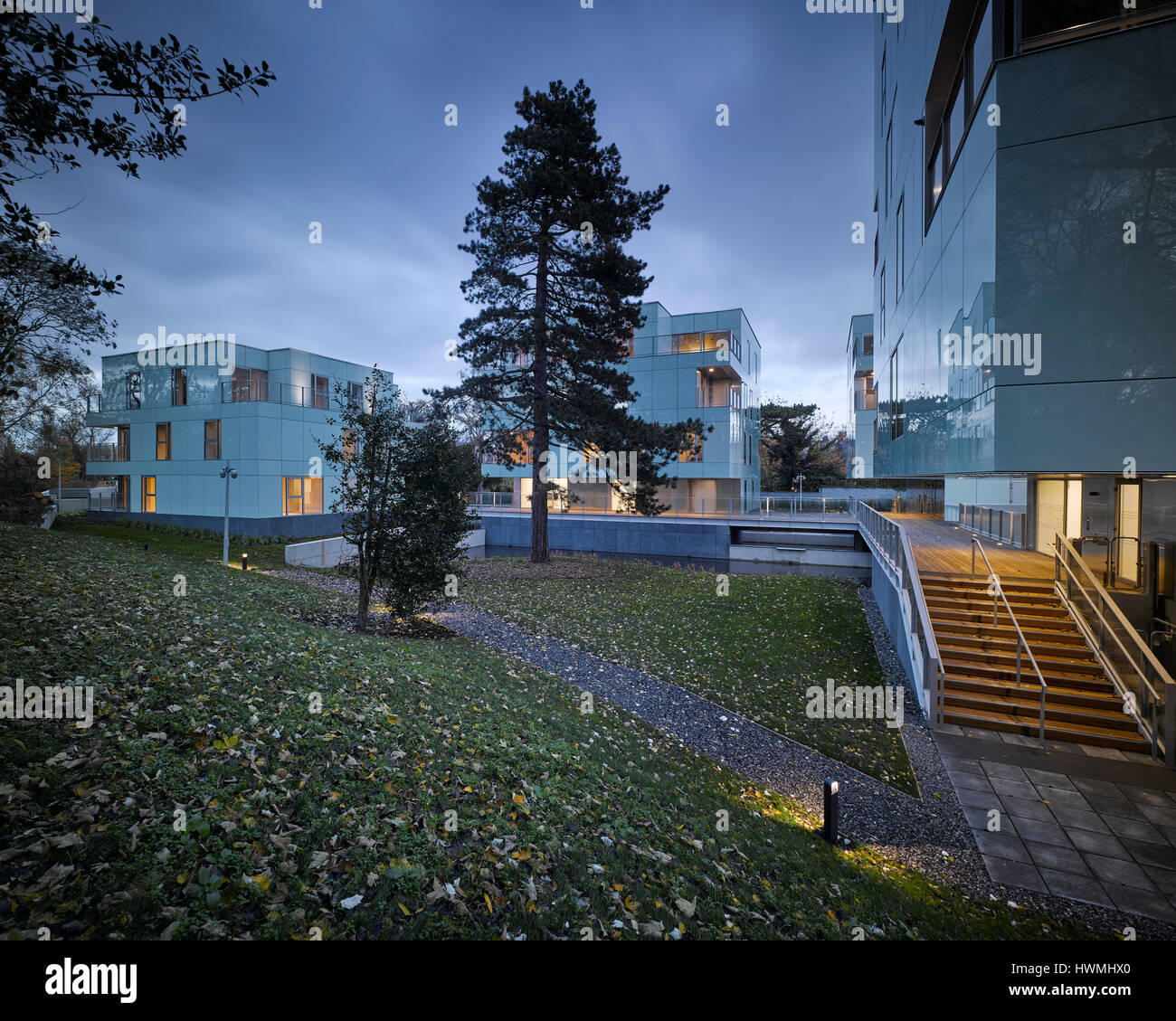 Abenddämmerung Blick von außen zeigt Licht und Landschaft. Dunluce Apartments, Ballsbridge, Irland. Architekt: Derek Tynan Architekten, 2016. Stockfoto
