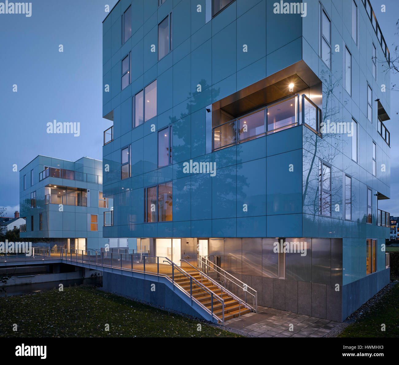 Abenddämmerung Blick von außen zeigt Treppe und Gehweg mit Überhang. Dunluce Apartments, Ballsbridge, Irland. Architekt: Derek Tynan Architekten, 2016. Stockfoto