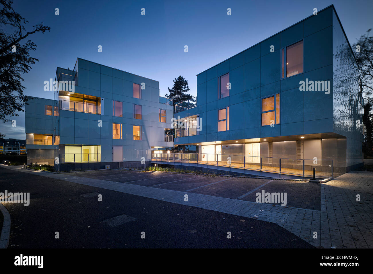 Abenddämmerung weiten Blick von außen zeigt beleuchteten Innenraum. Dunluce Apartments, Ballsbridge, Irland. Architekt: Derek Tynan Architekten, 2016. Stockfoto