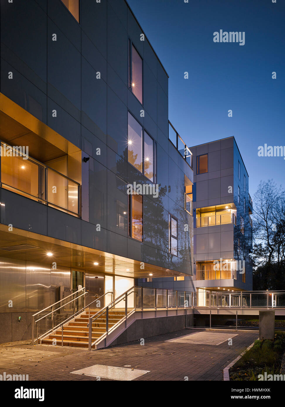 Abenddämmerung Blick von außen zeigt Treppe und Gehweg. Dunluce Apartments, Ballsbridge, Irland. Architekt: Derek Tynan Architekten, 2016. Stockfoto