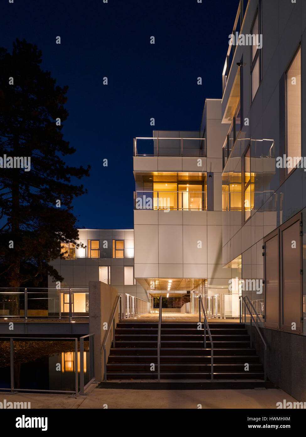 Nachtansicht von außen mit Treppe und Gehweg. Dunluce Apartments, Ballsbridge, Irland. Architekt: Derek Tynan Architekten, 2016. Stockfoto