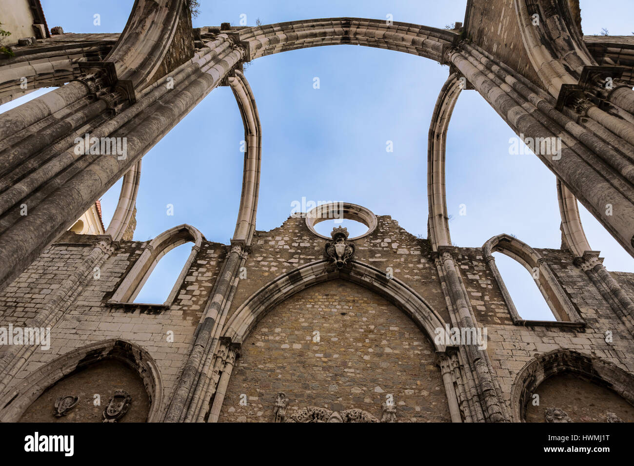 Detail der dachloses Kirchenschiff der Convento do Carmo, zerstört durch das Erdbeben von 1755, Sacramento, Lissabon, Portugal Stockfoto