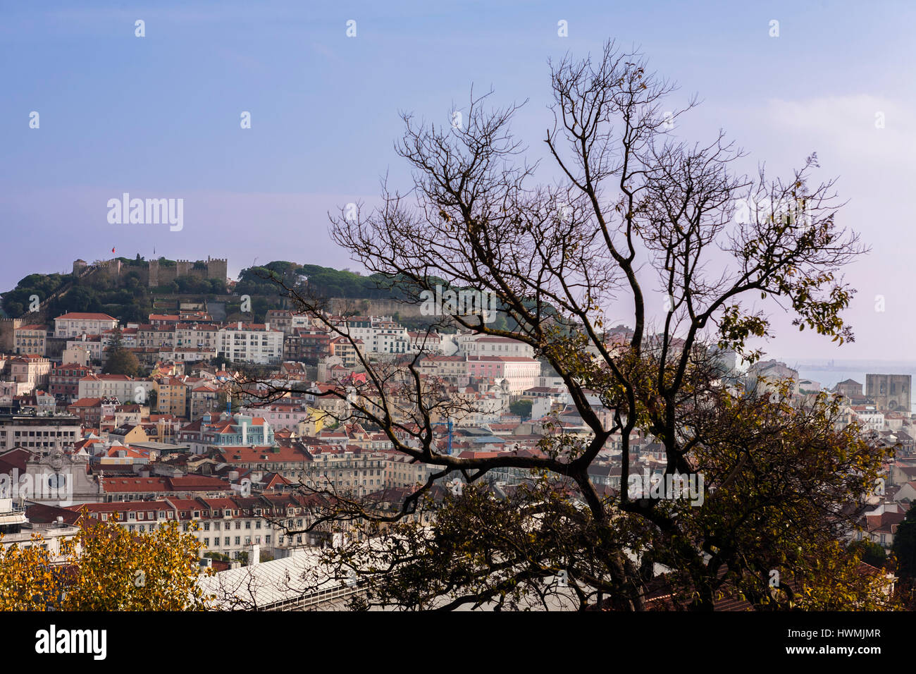 Blick auf das Castelo de São Jorge aus dem Miradouro de São Pedro de Alcântara, Lissabon, Portugal Stockfoto