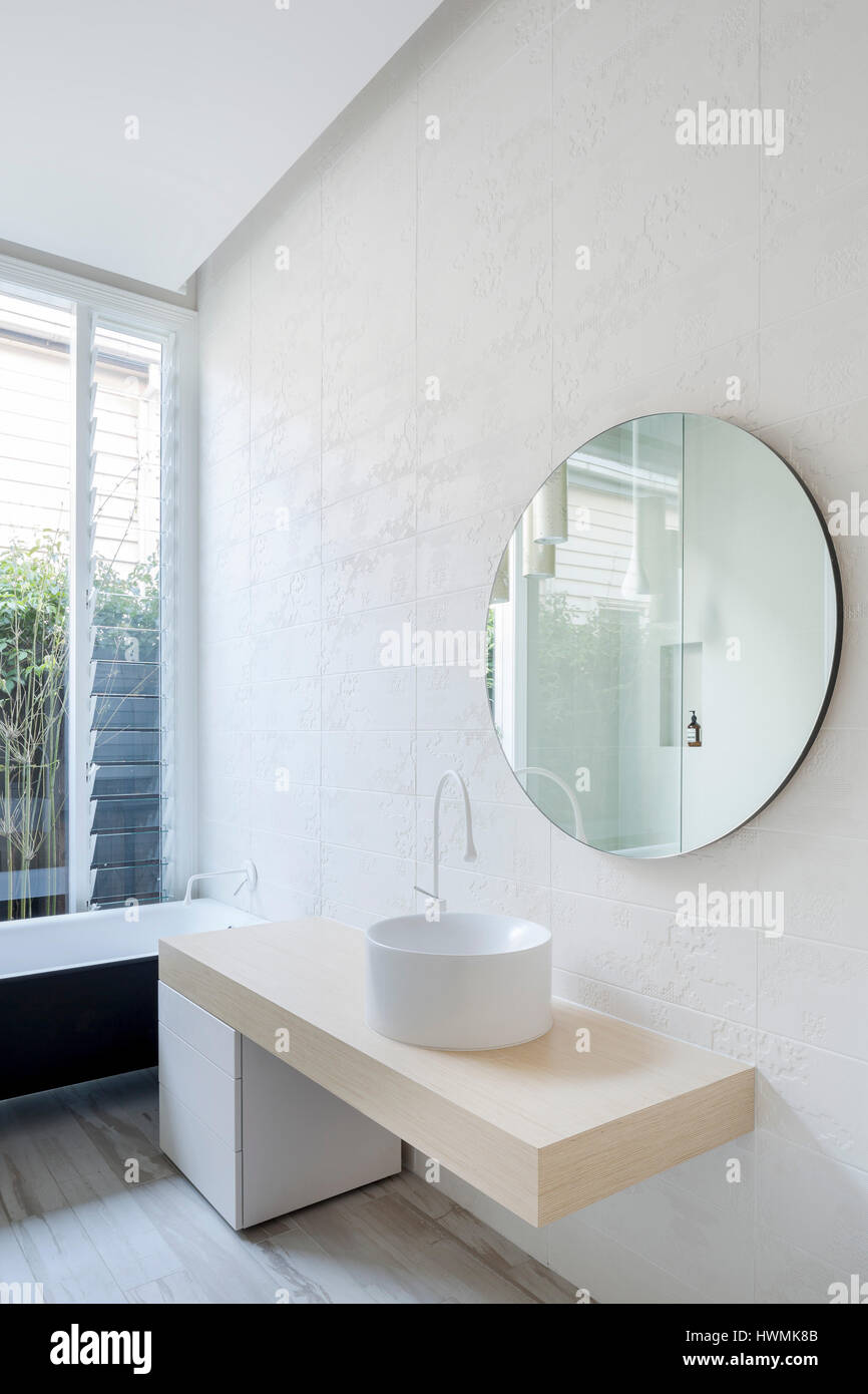 Detail des Haupt-Badezimmer mit Tageslicht. Hawthorne House, Melbourne, Australien. Architekt: Annie Lai Architekten, 2013. Stockfoto