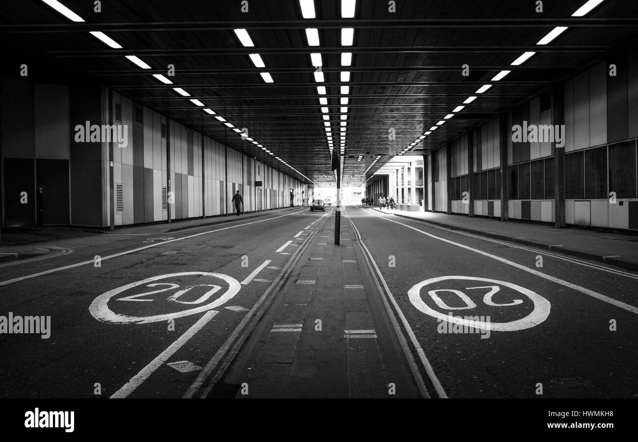 Beech Street Tunnel Barbican London schwarz / weiß Stockfoto