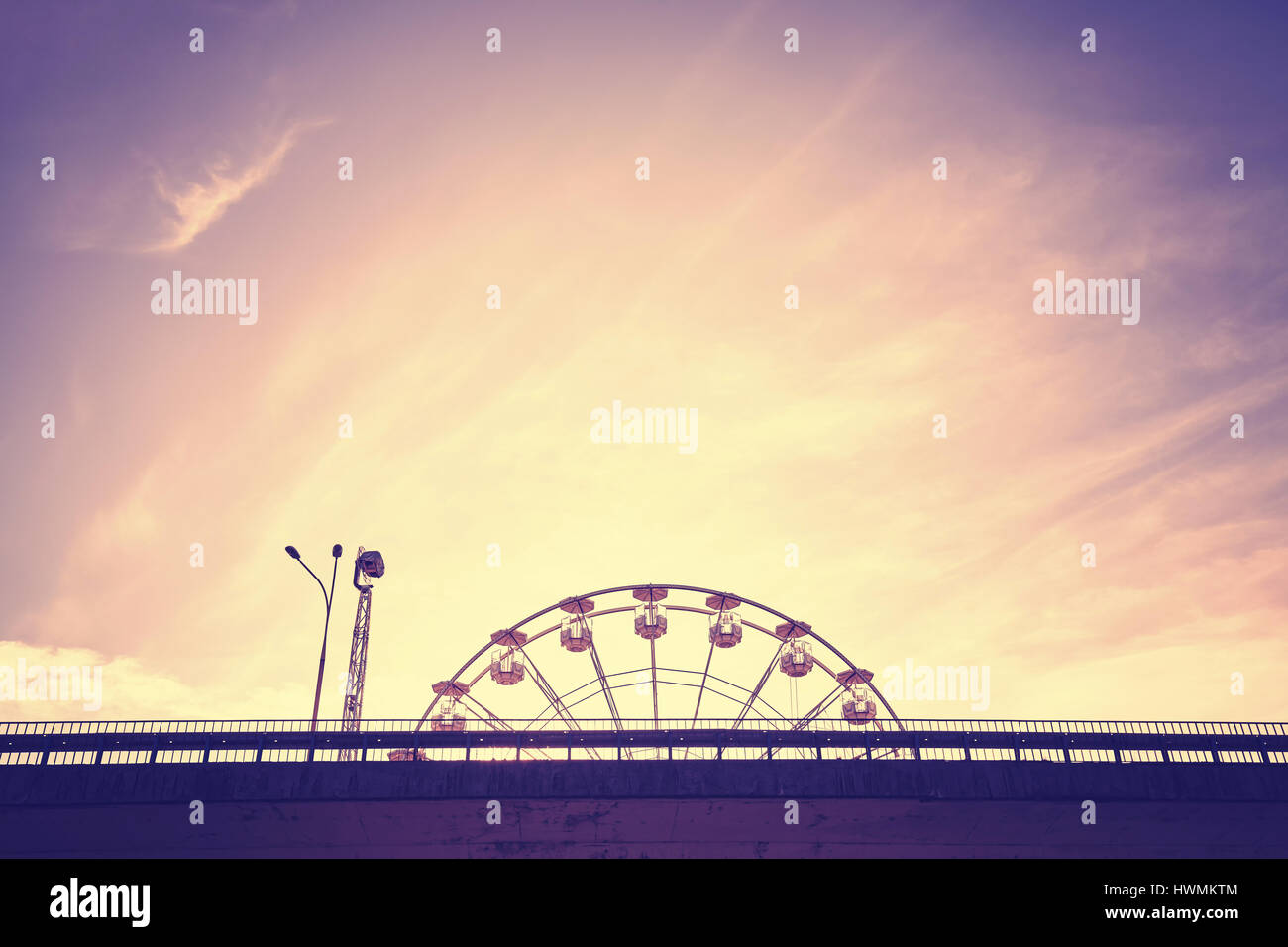 Vintage stilisierte Bild von einem Riesenrad gegen Sonnenuntergang. Stockfoto