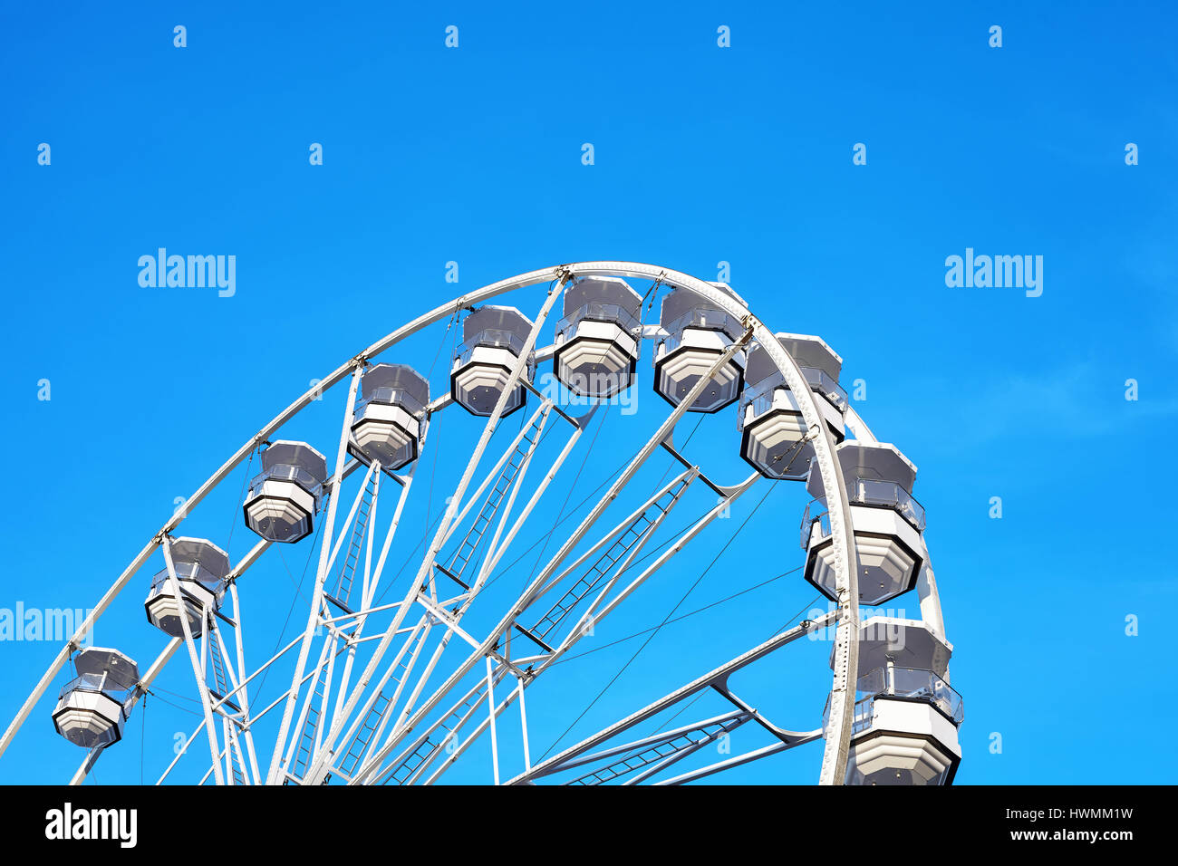 Riesenrad gegen den blauen Himmel. Stockfoto