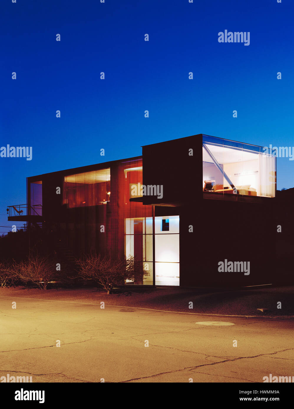Insgesamt Außenansicht bei Nacht. Xeros Haus, Phoenix, Vereinigte Staaten von Amerika. Architekt: Leere Studio, 2006. Stockfoto