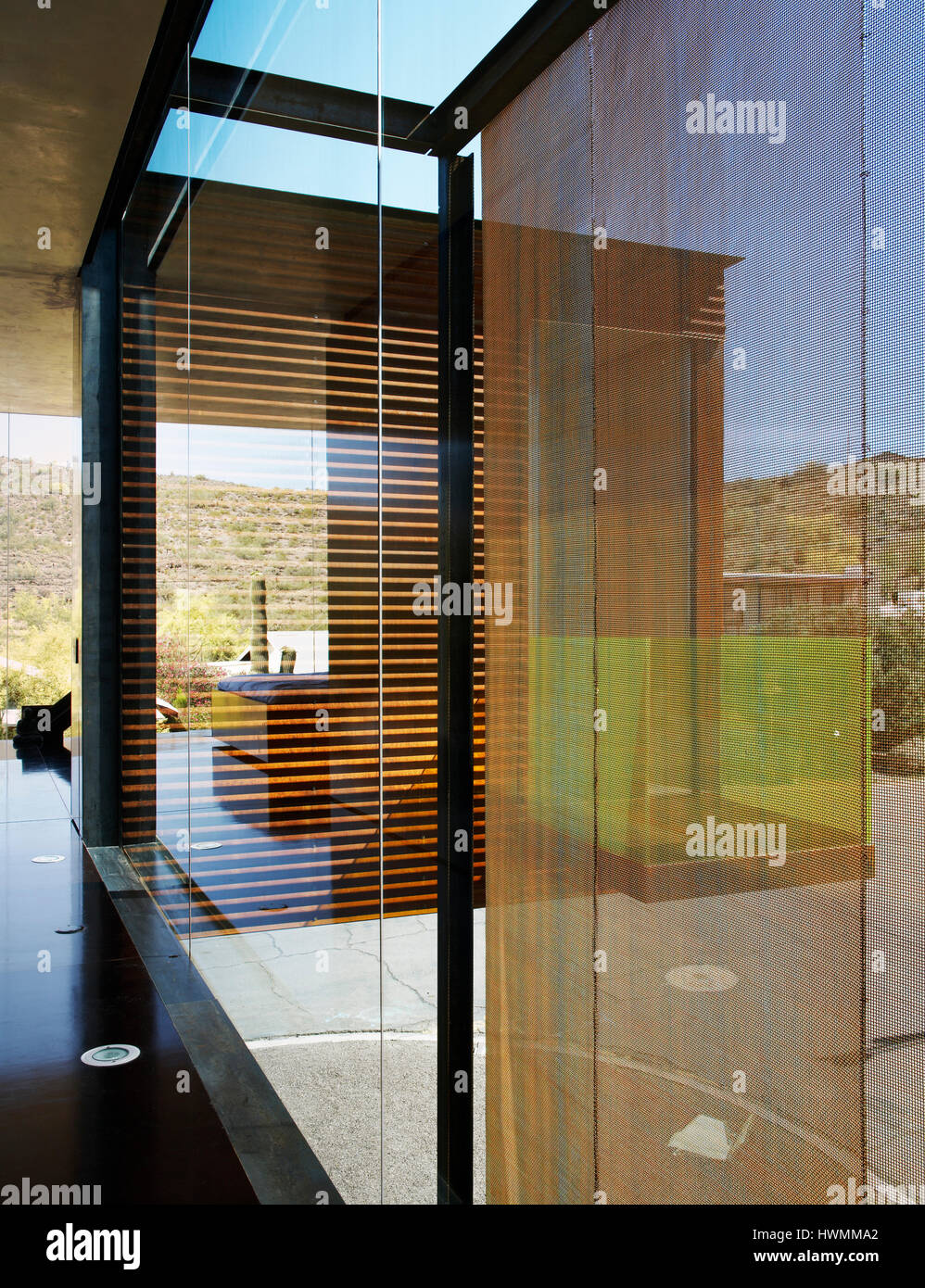 Detail der Korridor entlang Glaswand auf der zweiten Etage. Xeros Haus, Phoenix, Vereinigte Staaten von Amerika. Architekt: Leere Studio, 2006. Stockfoto