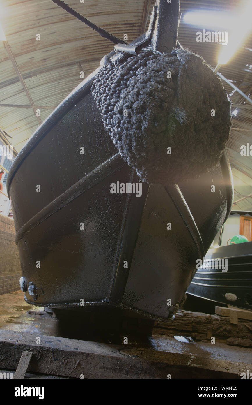 Ansicht des Bogens ein Narrowboat im Trockendock für Schwärze Stockfoto