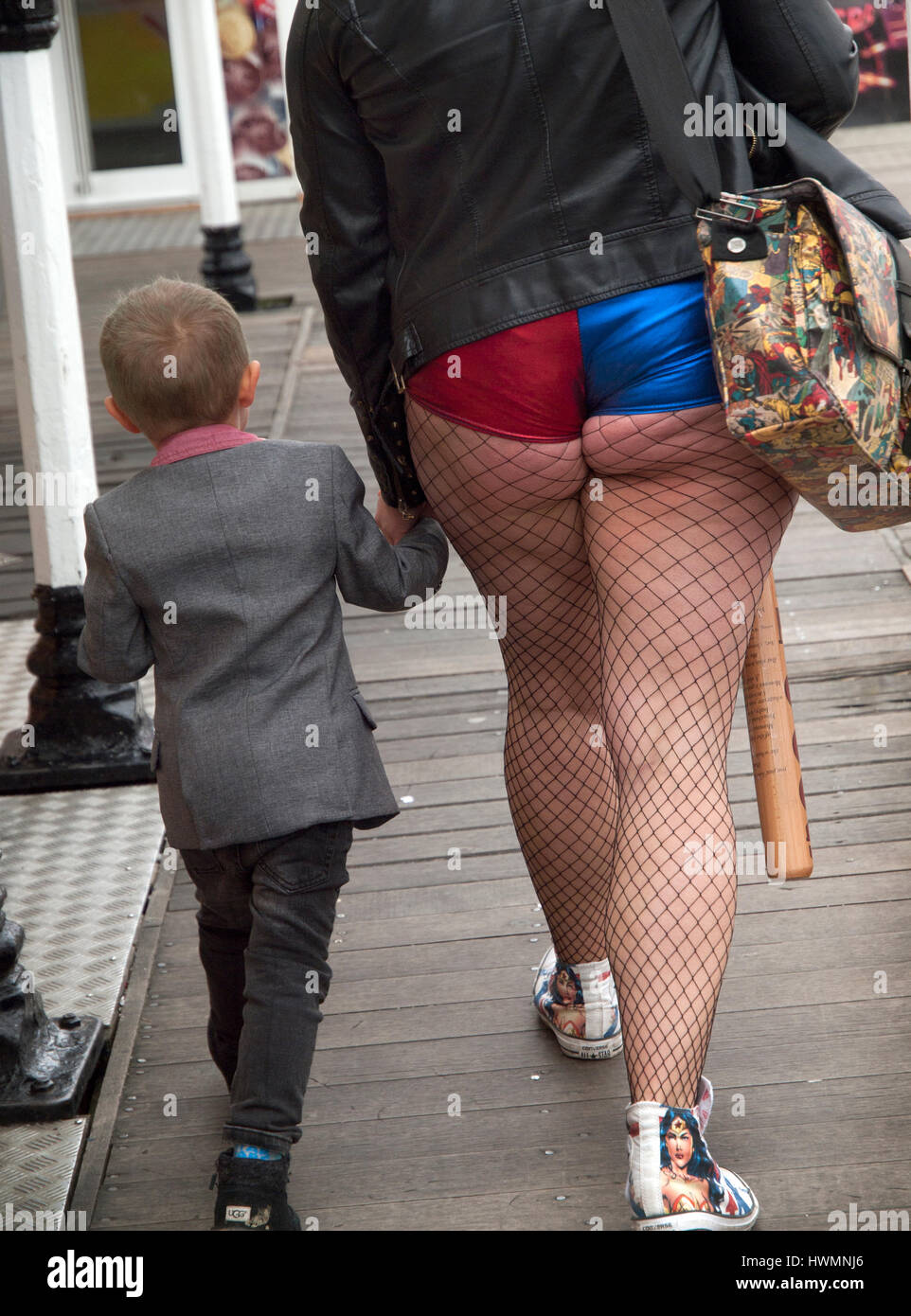 Ein Kind und Erwachsenen machen Sie einen Spaziergang am Pier von Brighton Stockfoto