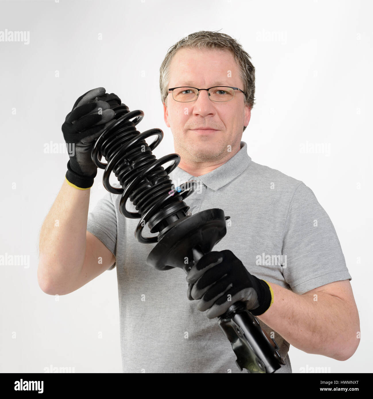 Stoßdämpfer in den Händen der Mechaniker, Werkstatt, Service, Reparatur Stockfoto