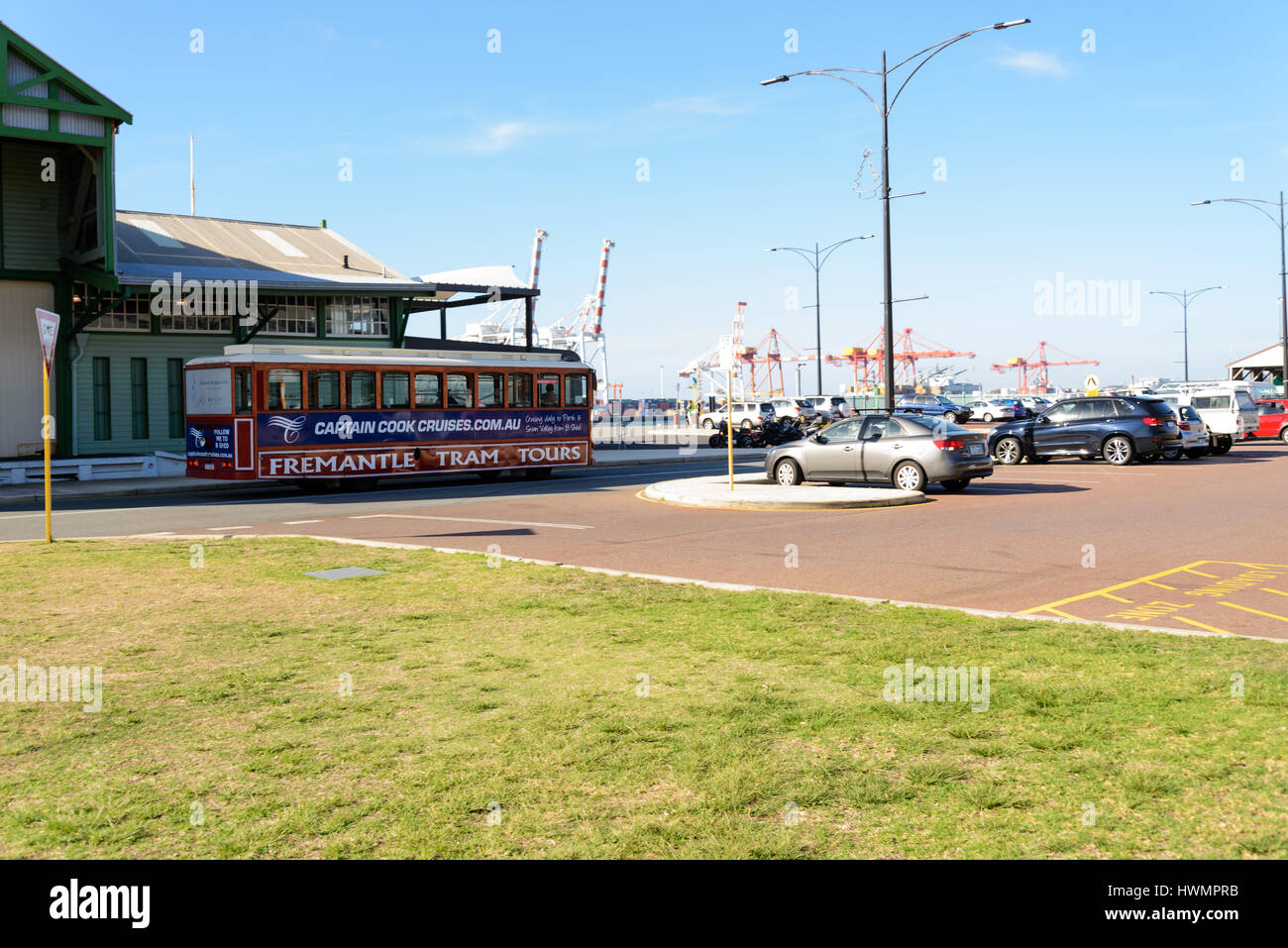 Fremantle, Australien - 10. Dezember 2015 Fremantle Tram vor Ferry Terminal B im Hafen von Fremantle. Perth, Western Australia, Australien Stockfoto