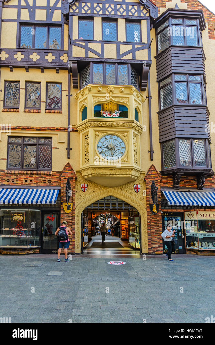 PERTH, Australien - Perth 17. Dezember 2015. Londoner Gericht, Baujahr 1937, befindet ein drei - und vier-Stufen-Open-Dach Einkaufspassage. Hay Street Eingang. Stockfoto