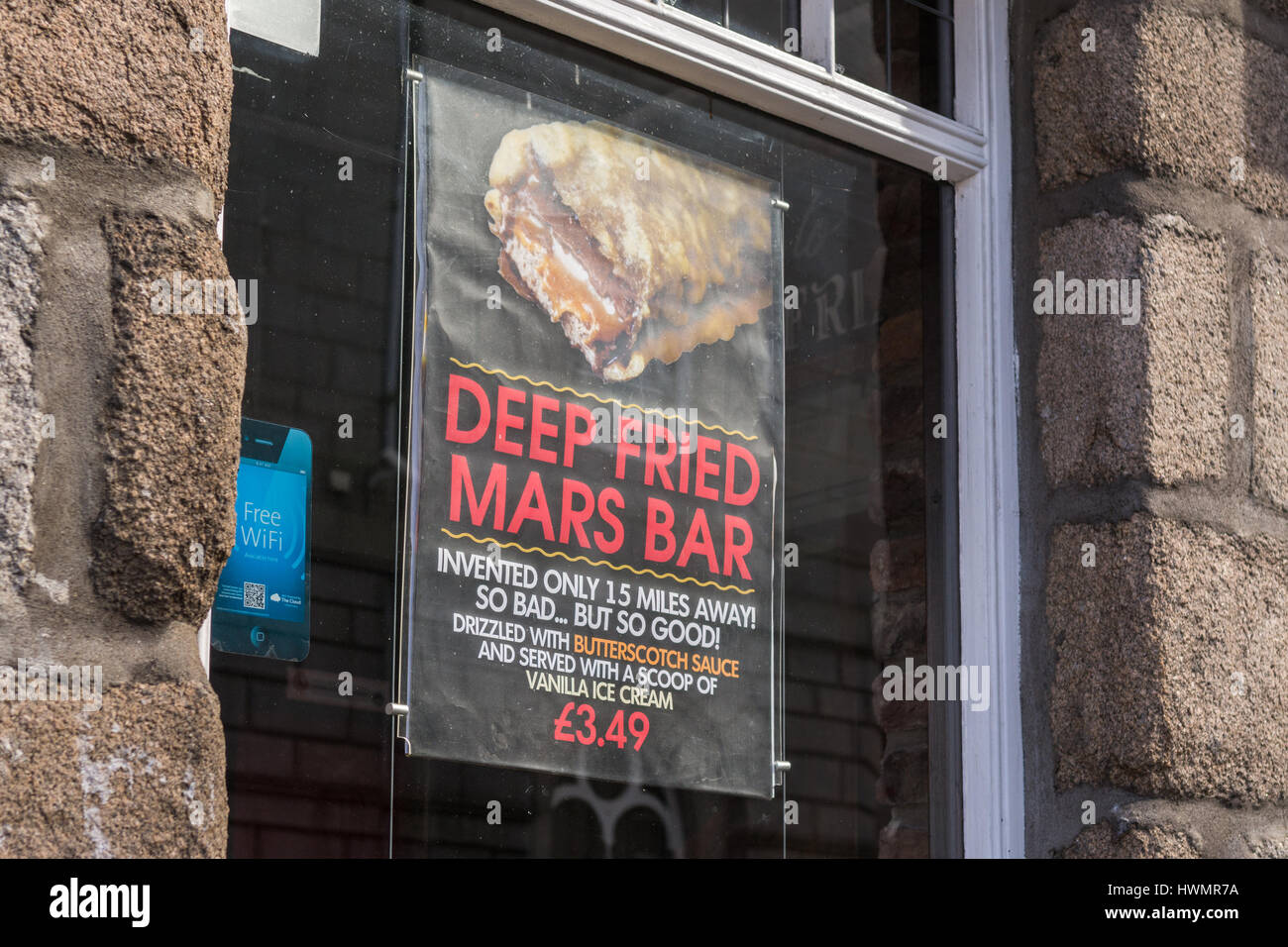 Deep Fried Mars Bar Werbeplakat in das Fenster des alten Blackfriars Pub in Aberdeen City Centre, Schottland, UK Stockfoto