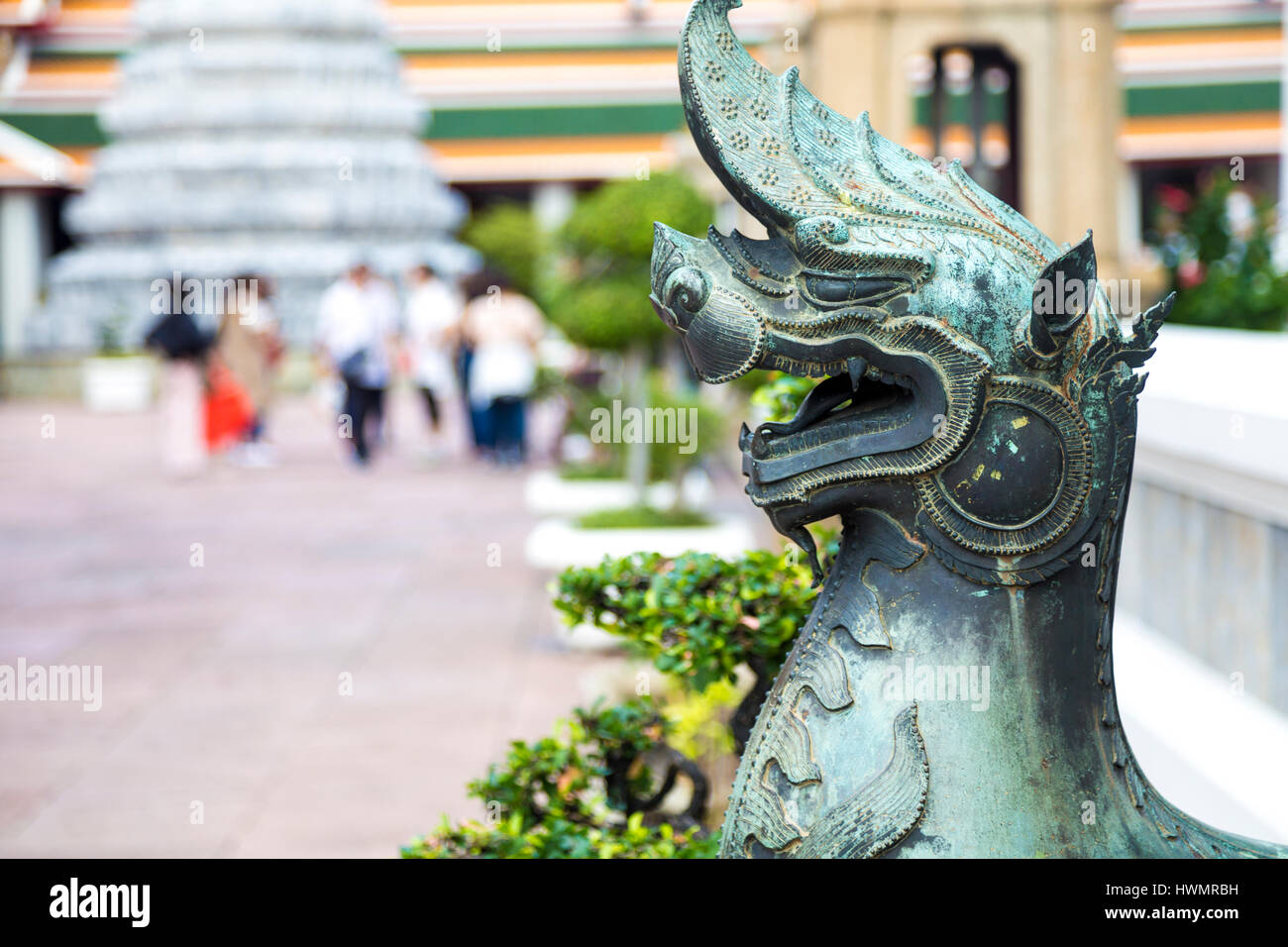 Drachen-Statue im Tempel Wat Pho (Tempel des liegenden Buddha) in Bangkok, Thailand Stockfoto