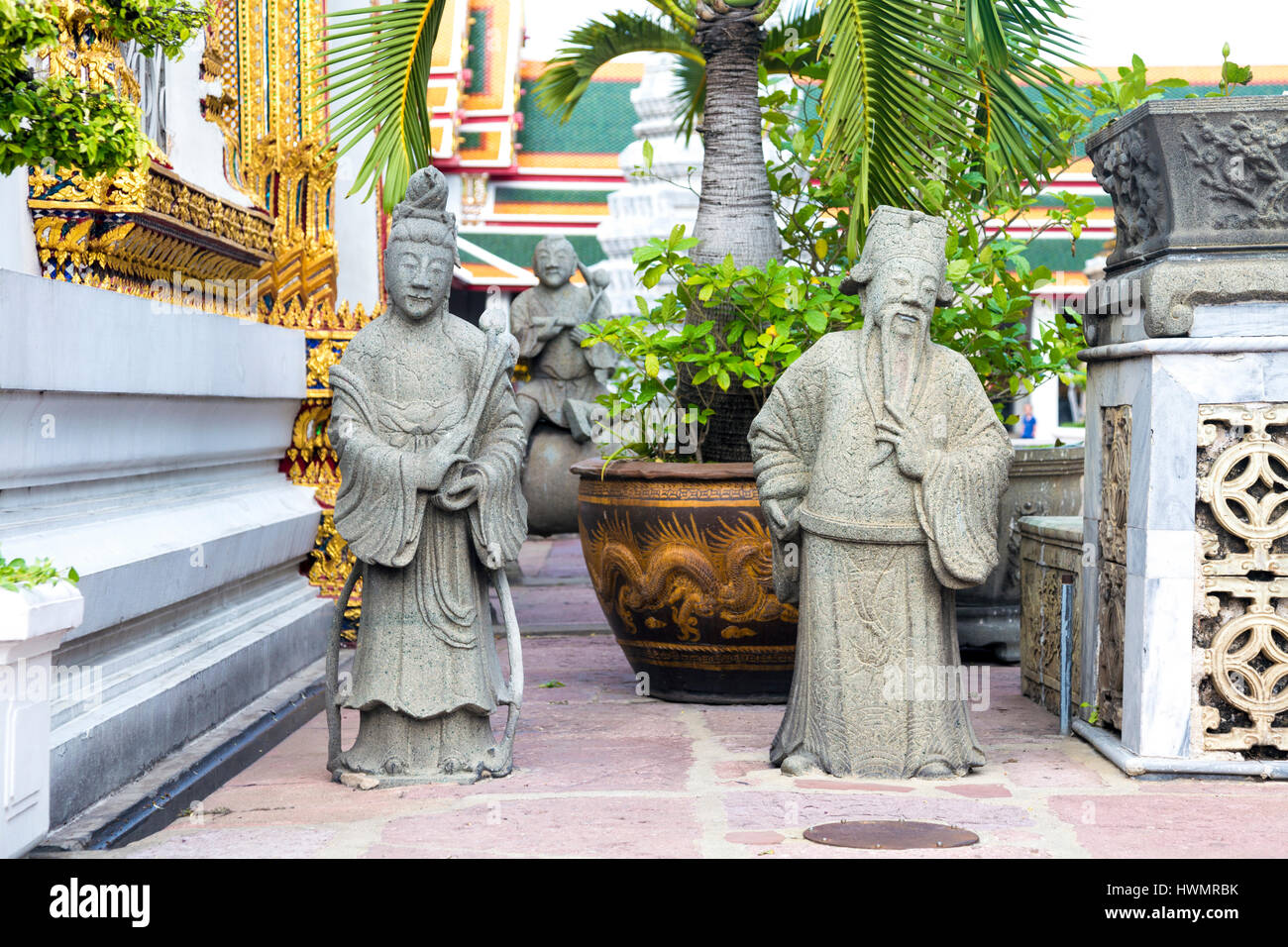 Kleine Skulpturen von Menschen im Tempel Wat Pho (Tempel des liegenden Buddha) in Bangkok, Thailand Stockfoto
