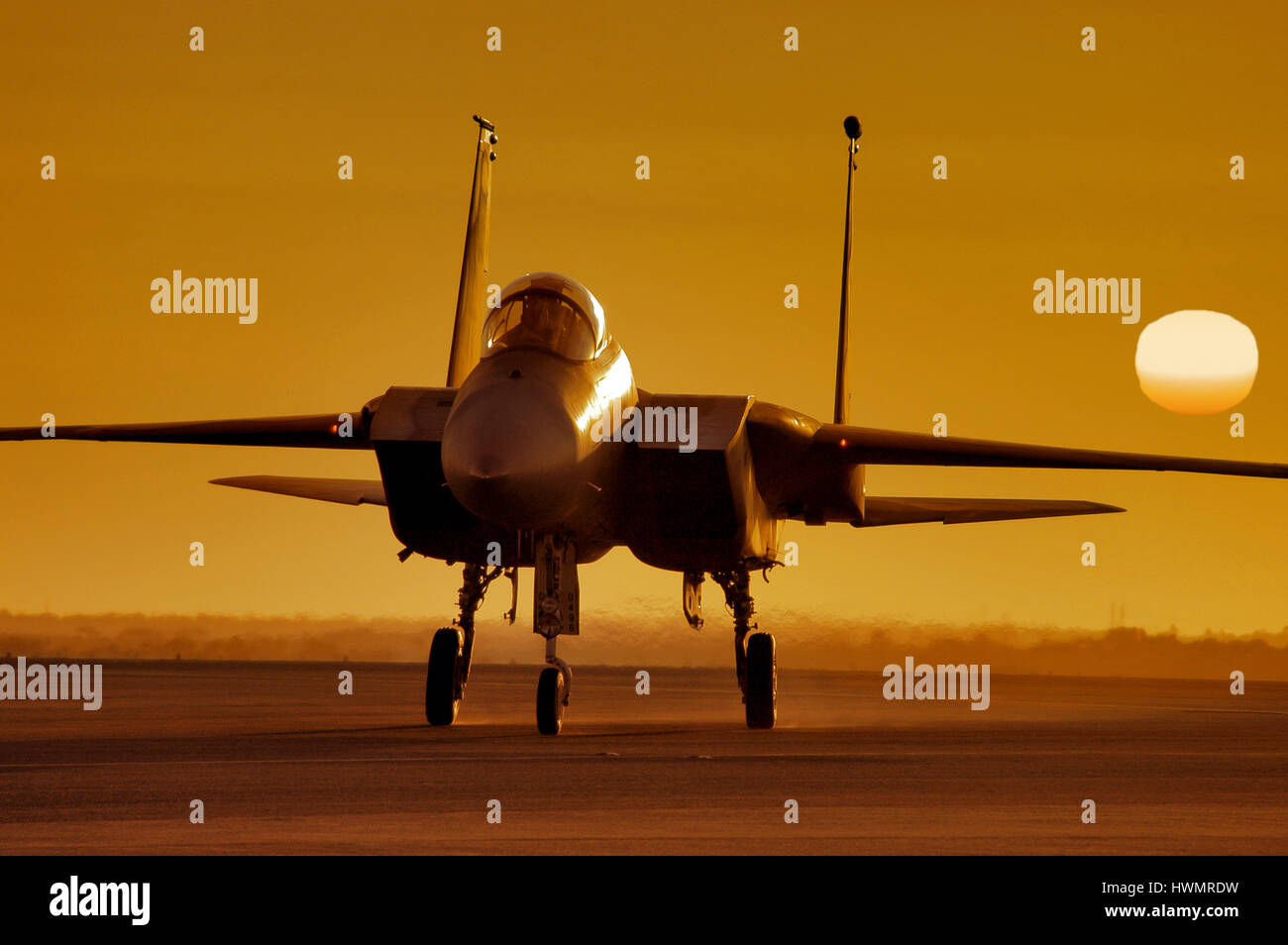 Golden Orb der Sonnenuntergang hinter einer McDonnell Douglas F-15 Strike Eagle, Bahrain. Stockfoto