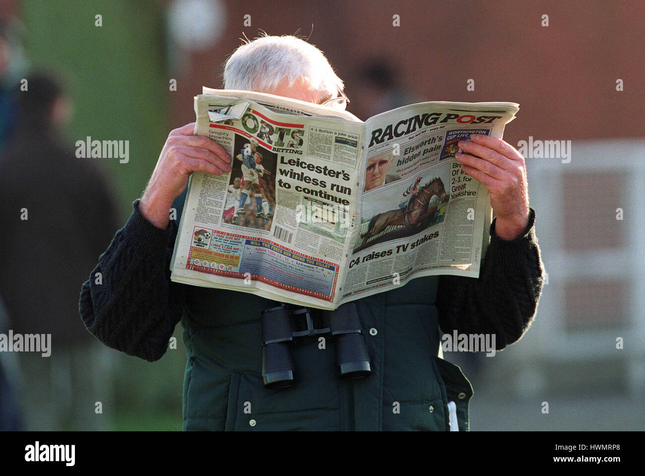 RENNENBESUCHER Lesung RACING POST LEICESTER Rennen 18. Januar 2000 Stockfoto