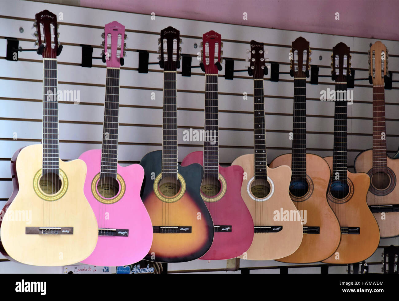 Arequipa, Peru. Satz von Gitarren, die in einem Geschäft in einer Straße nahe dem Hauptplatz angezeigt Stockfoto
