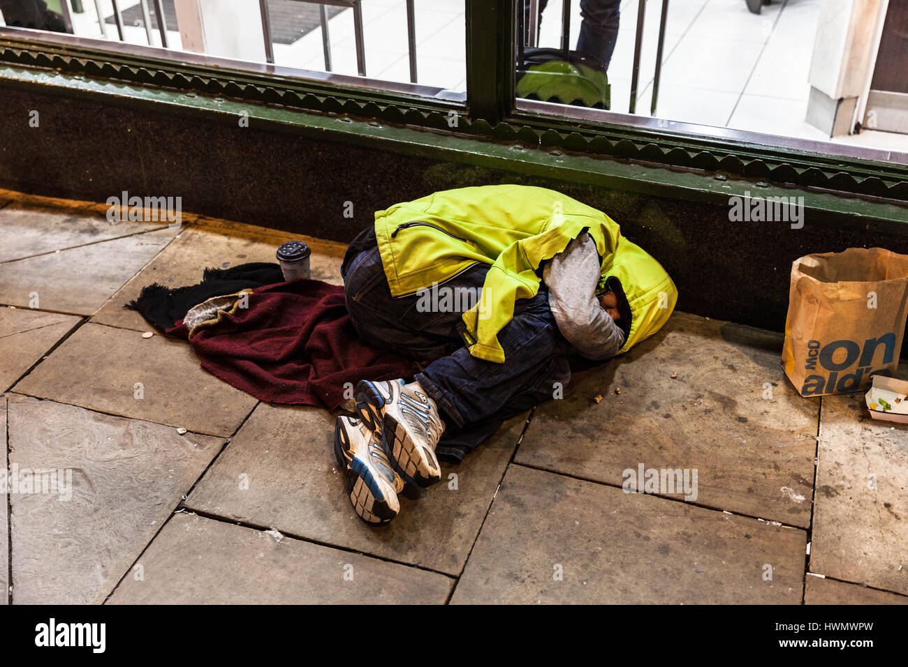 Obdachlosen Mann der Straße auf einem Bürgersteig, London, England, UK Stockfoto