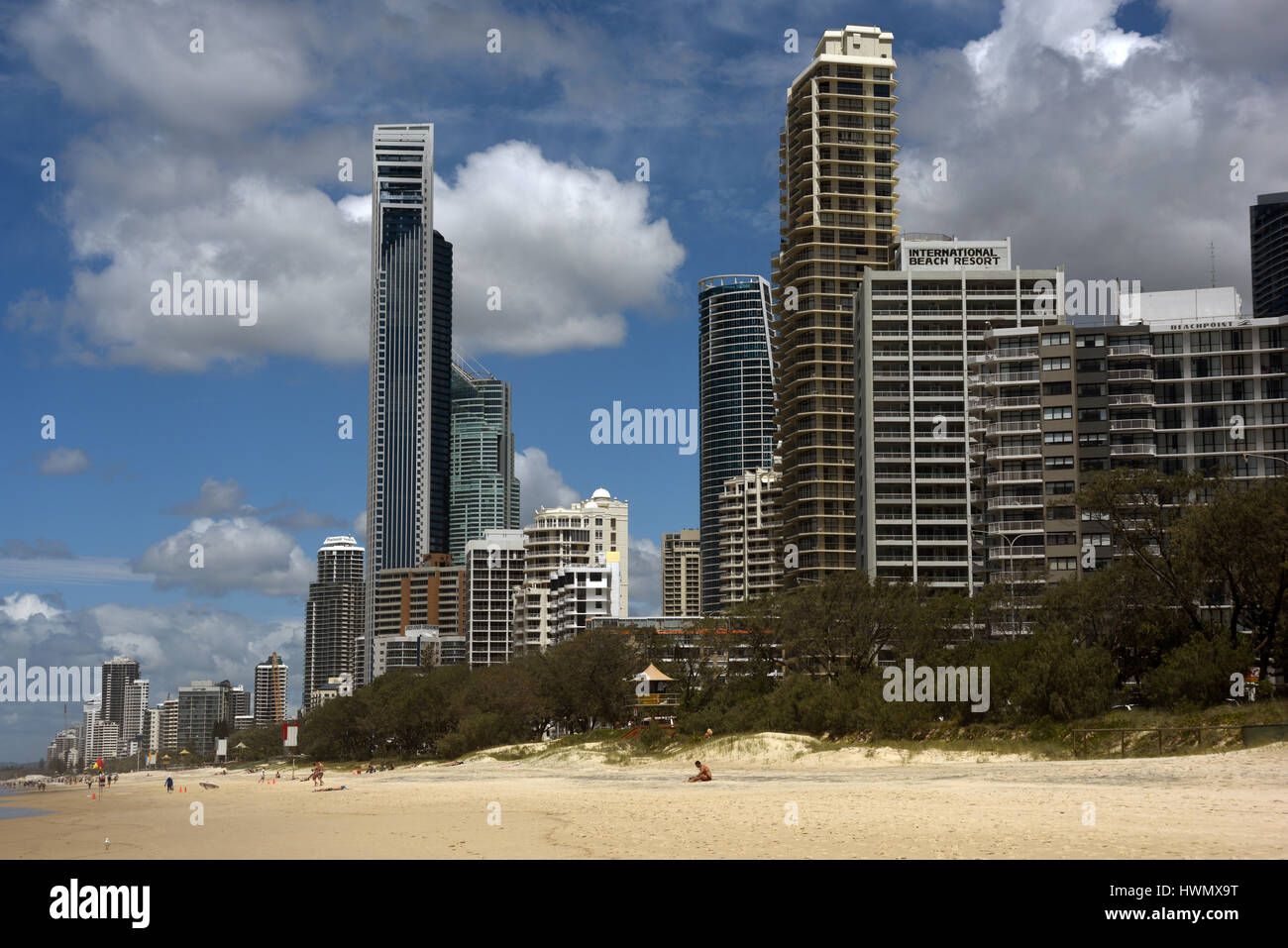 Surfers Paradise, Australien: Hochhaus-Wohnungen, Apartments und Resorts direkt am Strand. Stockfoto