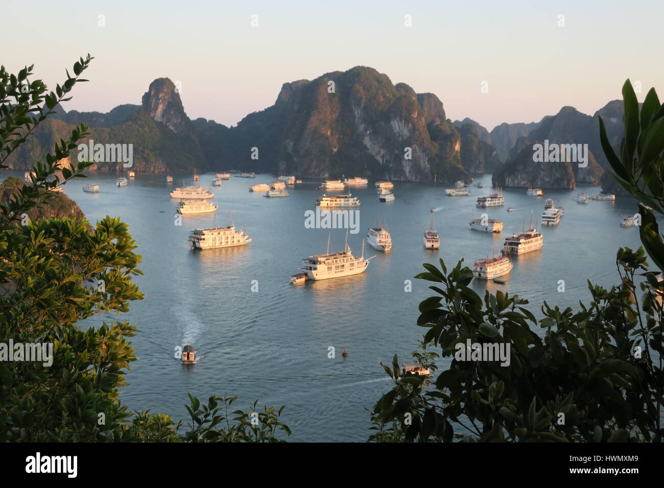 Ha Long Bay in Vietnam ist UNESCO-Weltkulturerbe, beliebtes Reiseziel, umfasst 2000 Kalkstein Inseln, Blick auf die Bucht von titop titov Insel Stockfoto