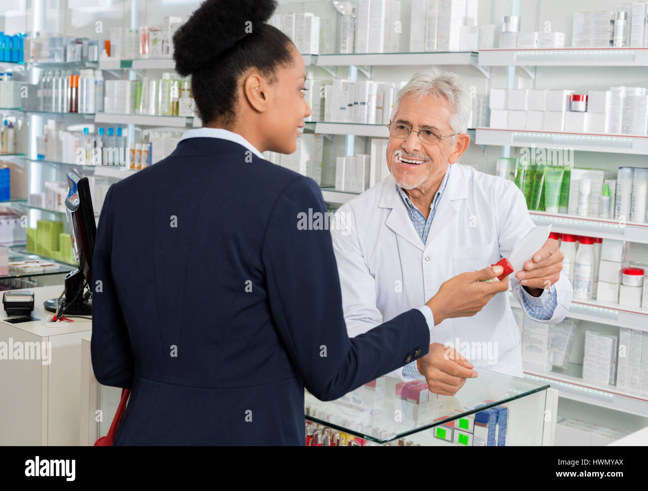 Apotheke Rezept Papier beim betrachten Businesswoma halten Stockfoto