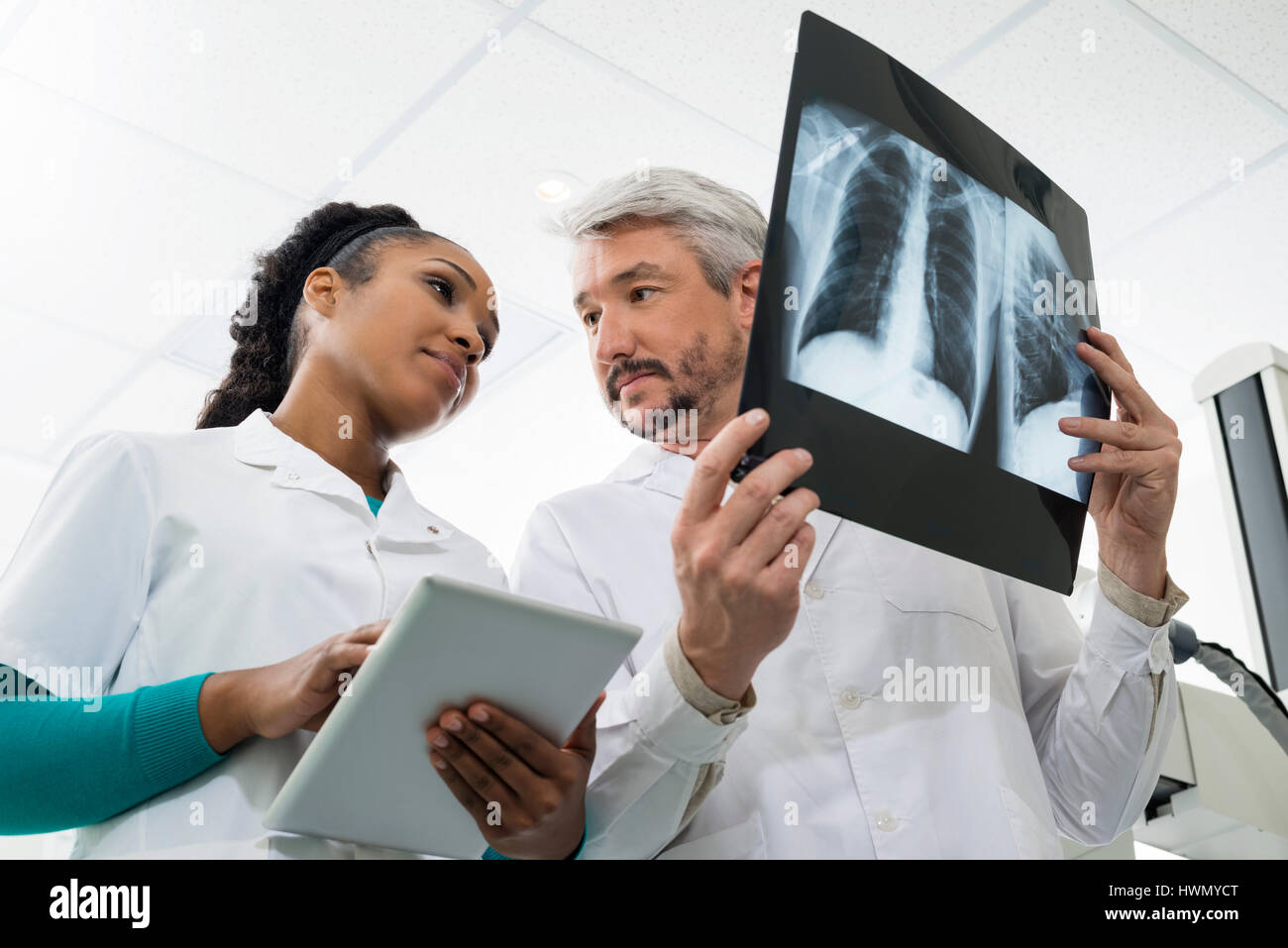 Radiologen mit Röntgen mit Tablet-Computer im Krankenhaus Stockfoto