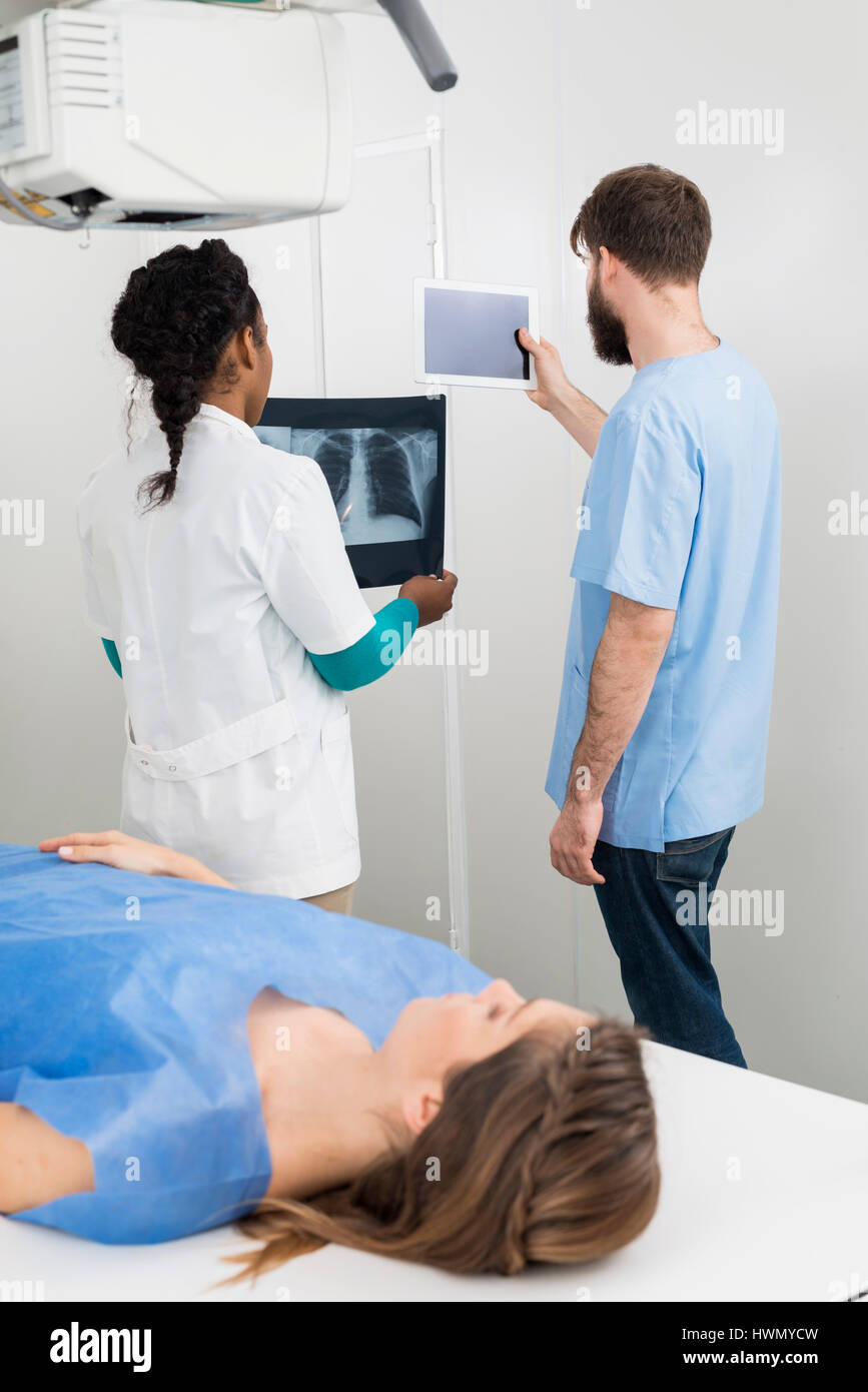 Radiologen Röntgen- und Digital-Tablette mit Patienten In Fo halten Stockfoto